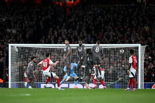 Declan Rice của Arsenal mở tỷ số bằng cú đá phạt