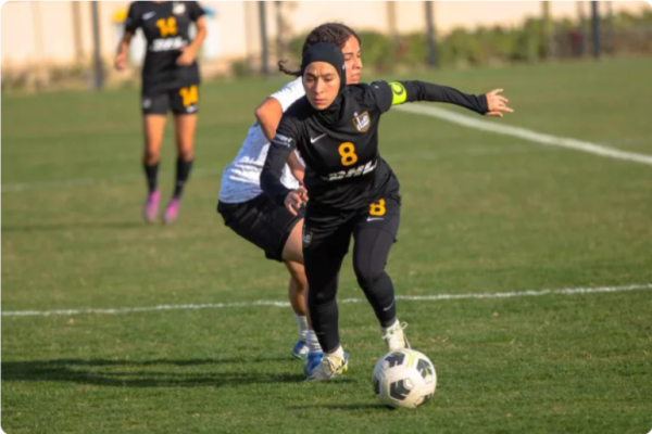 Amira Mohammed (phía trước) chơi cho Marsal đấu với Wadi Degla trong Giải bóng đá nữ Ai Cập