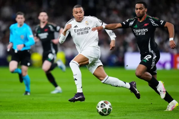 Các cầu thủ Real Madrid đối đầu với Arsenal ở tứ kết Champions League