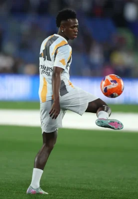 Cầu thủ Real Madrid Vinicius Junior khởi động trước trận đấu